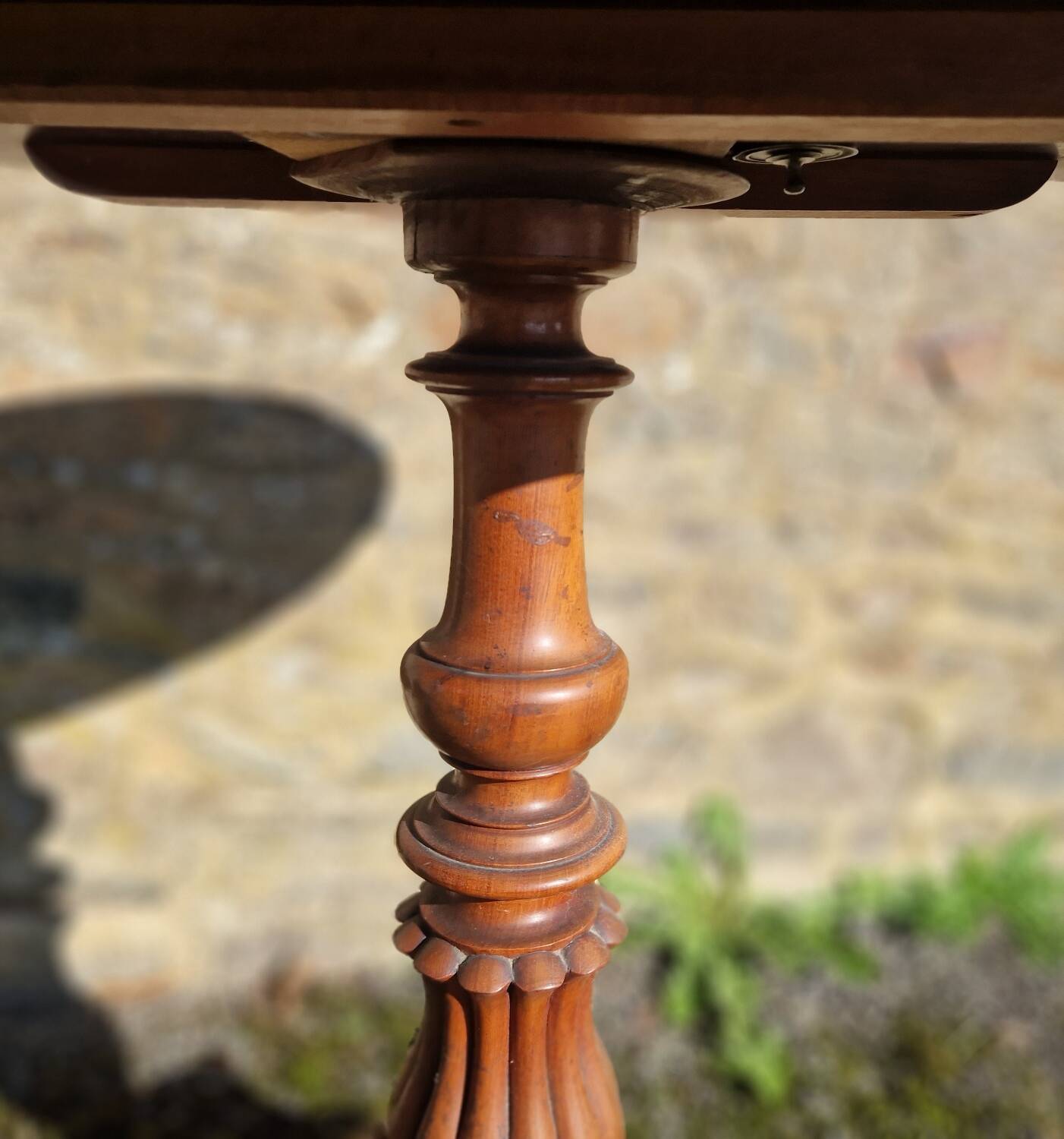Antique mahogany and mahogany veneer pedestal table