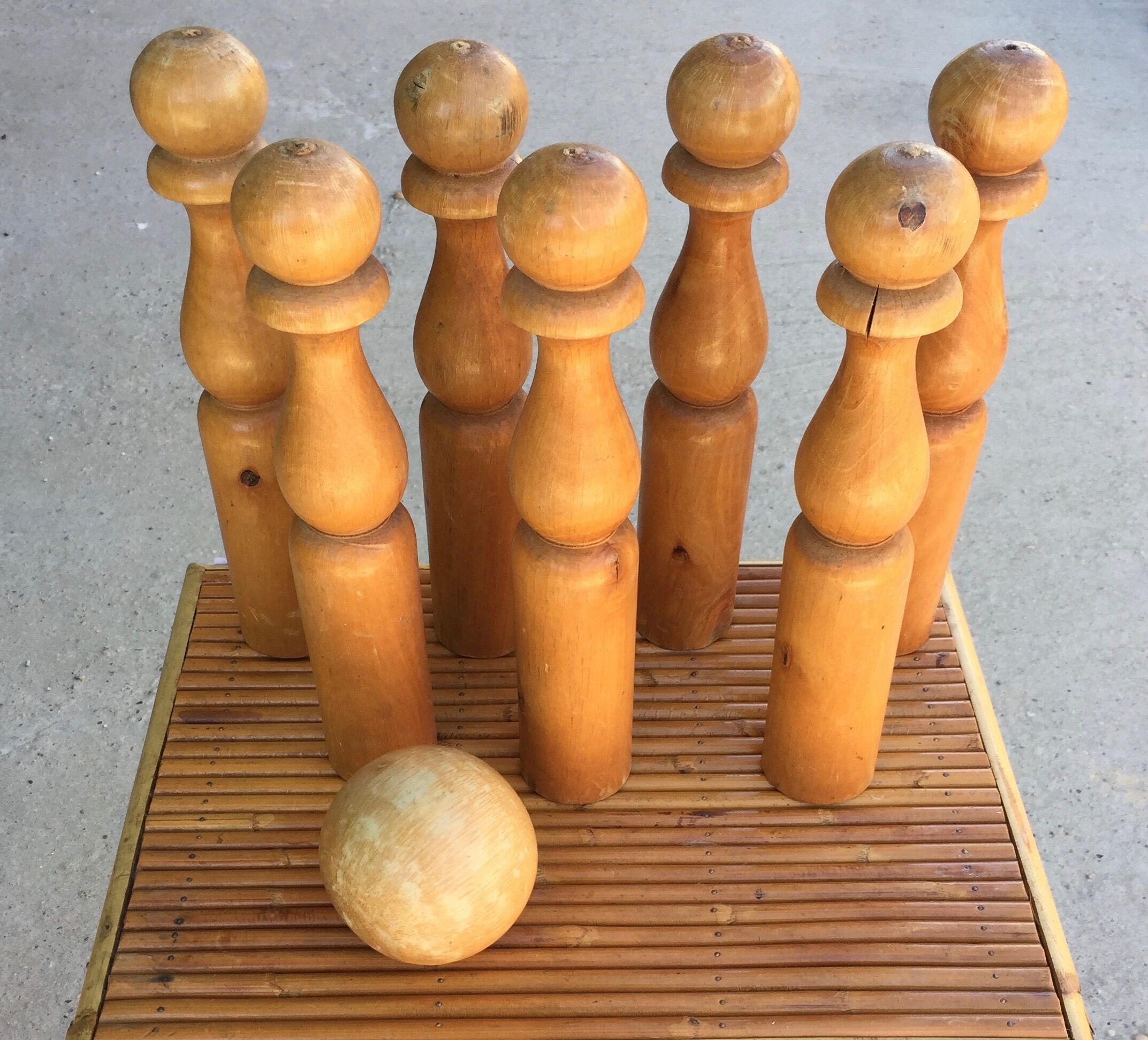 Jeu de 7 quilles en bois avec boule
