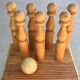 Jeu de 7 quilles en bois avec boule