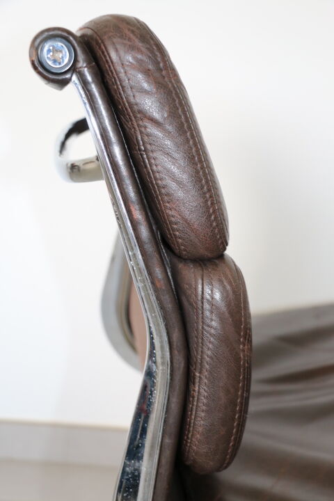 Fauteuil modèle softpad chocolat de Charles & Ray Eames