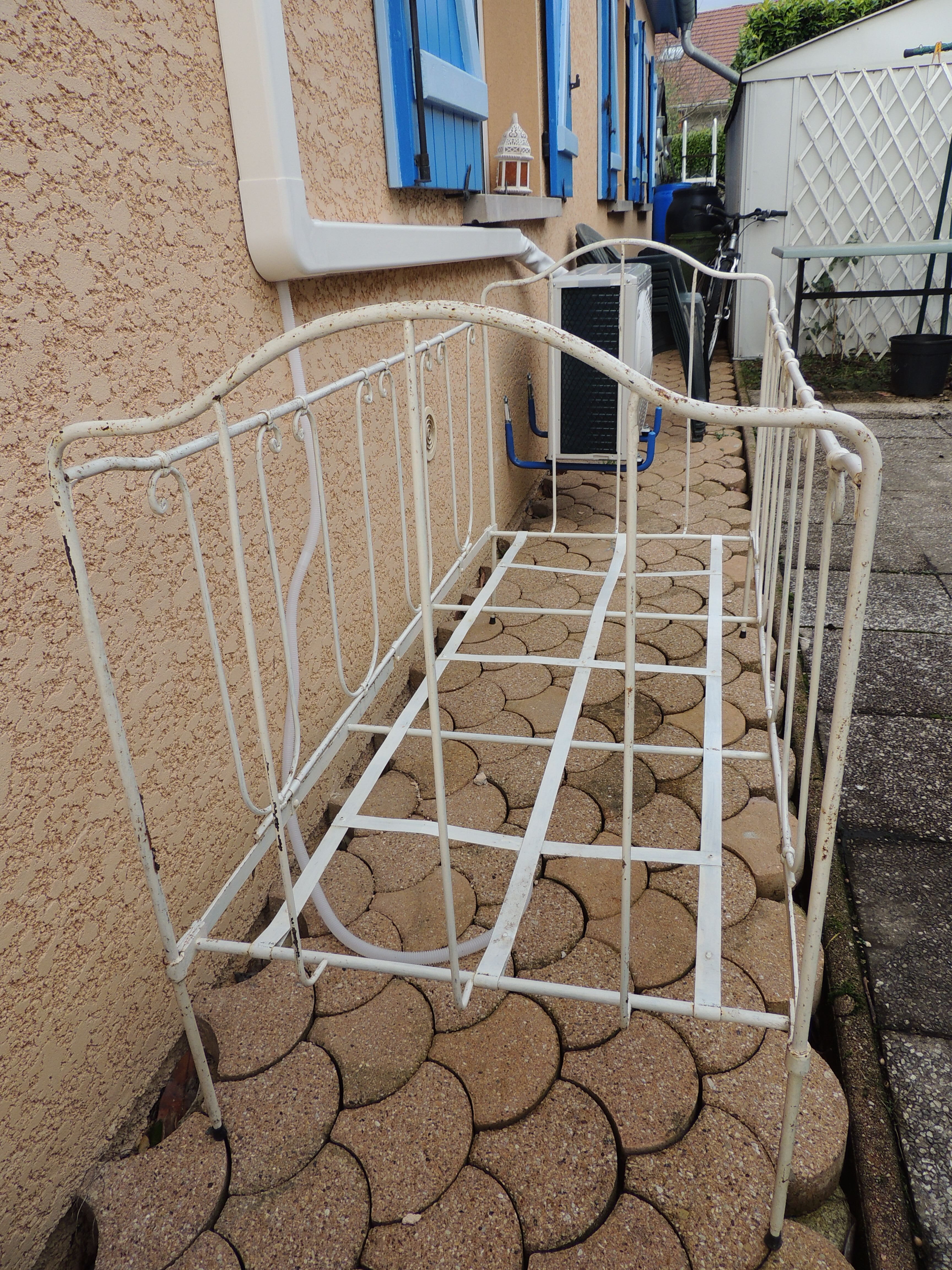 Old metal bebe bed