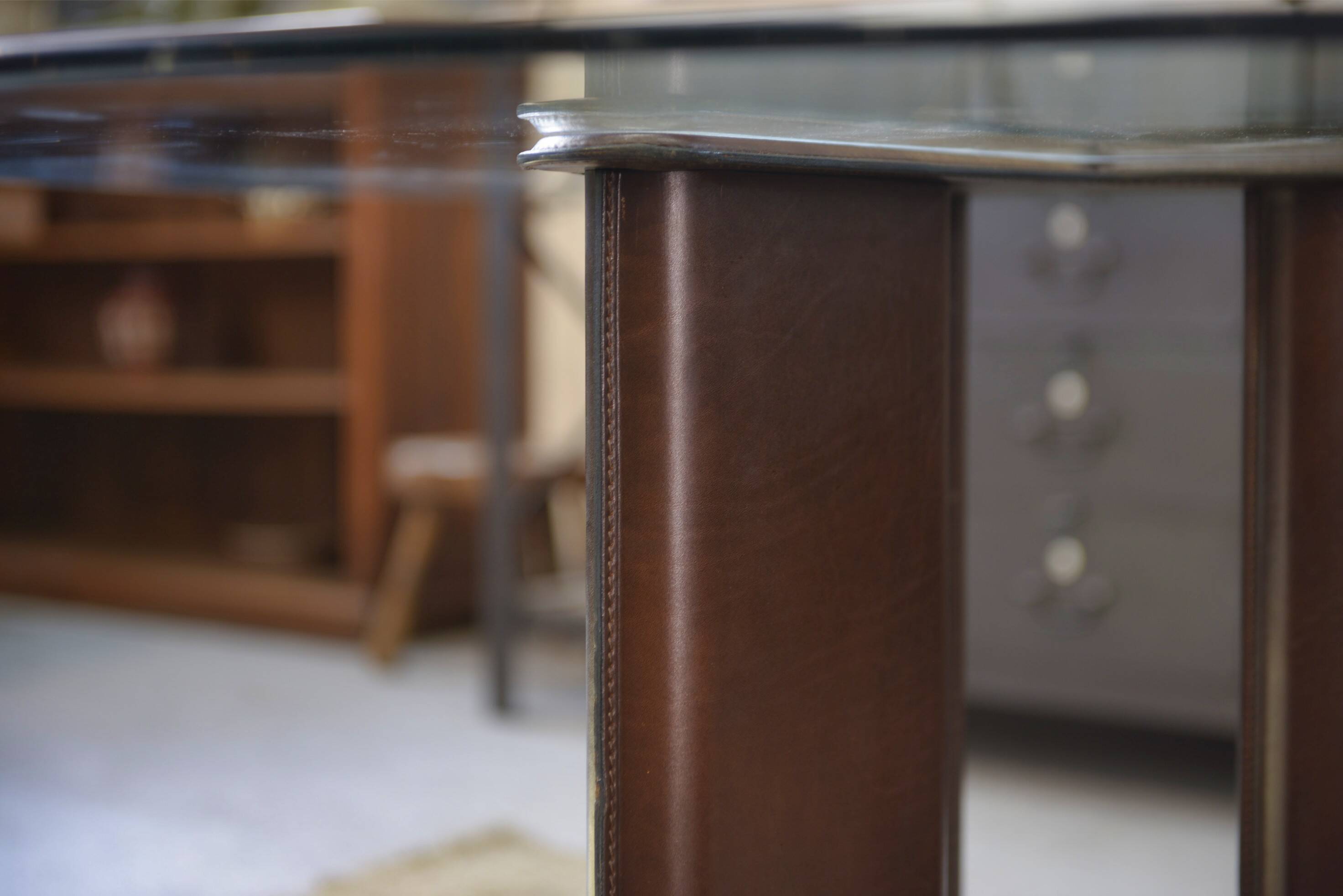 Circular table by Tito Agnoli for Matteo Grassi, base covered in brown leather, 1970s.