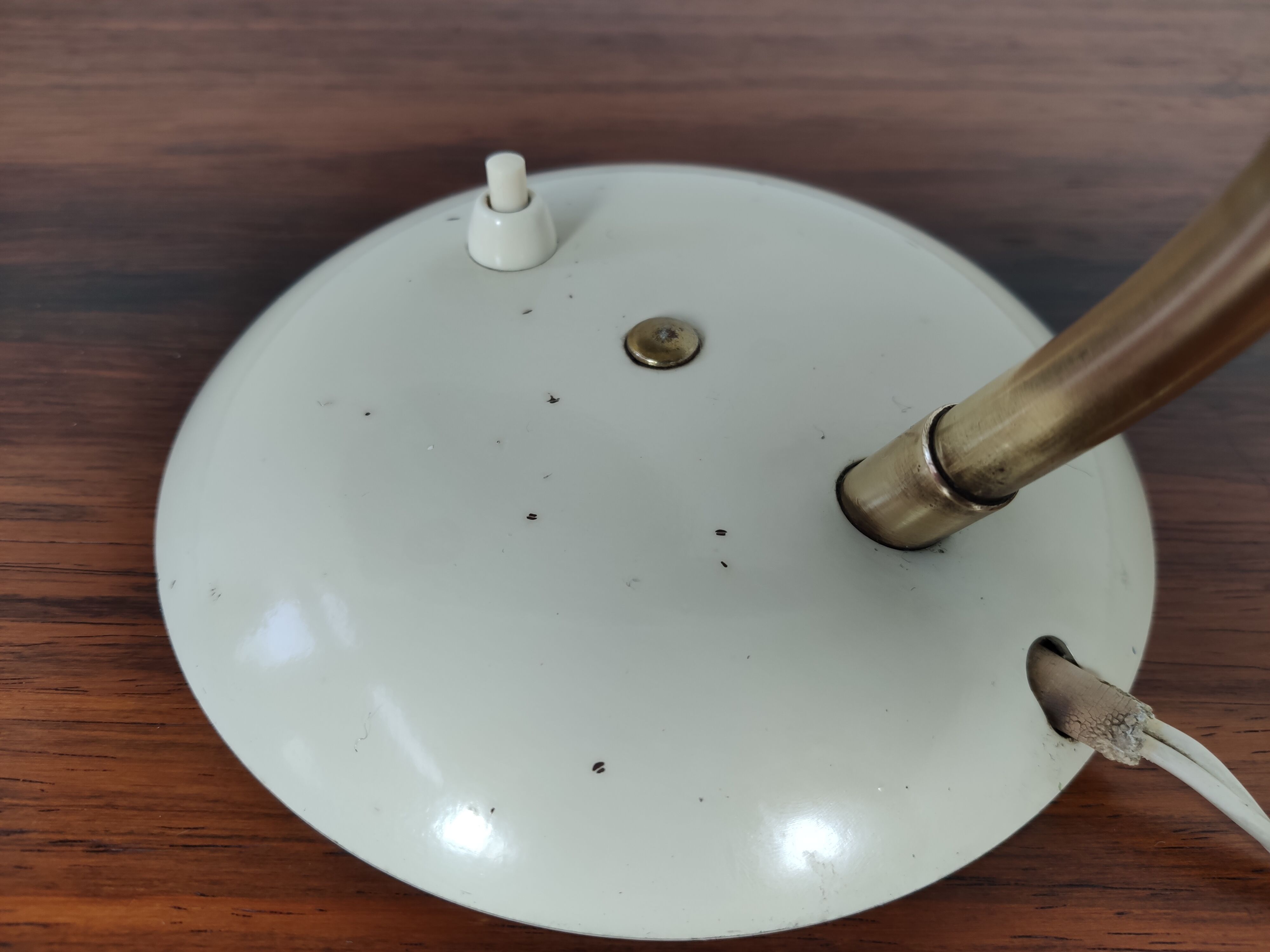 Brass and metal-laying lamp