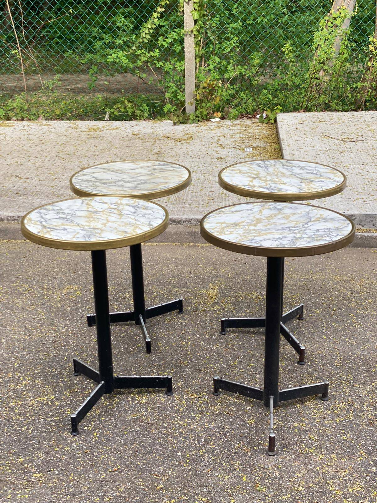 Round bistro table with a central pedestal, gold marble effect and black steel, 60cm.