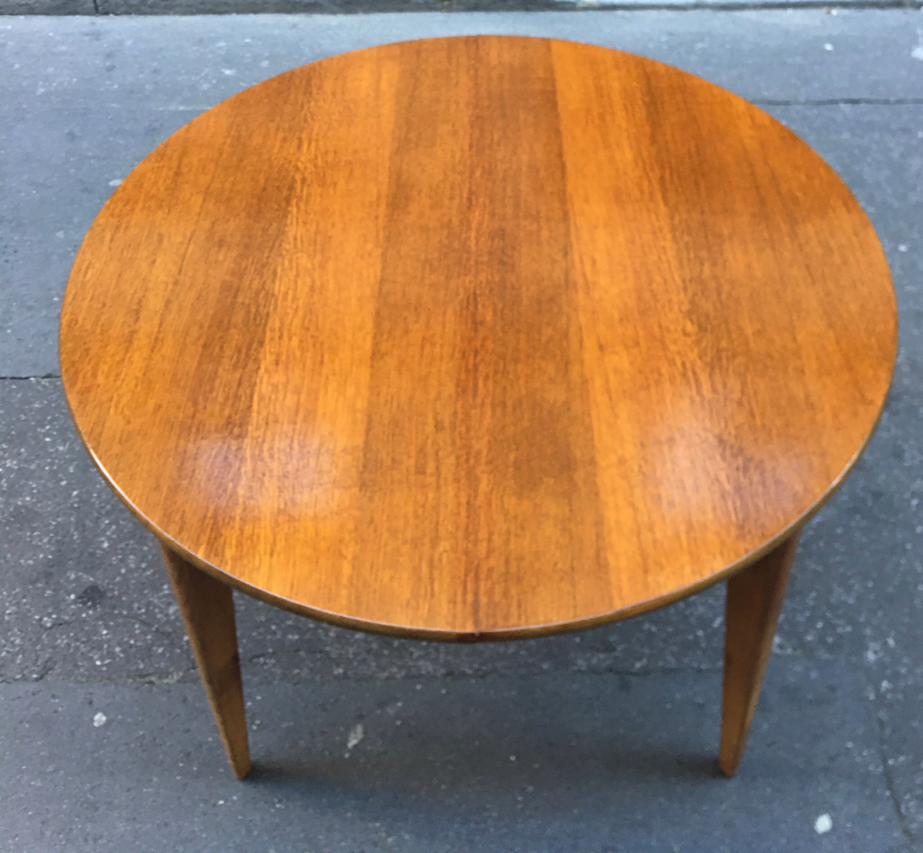 Table ronde scandinave avec verre