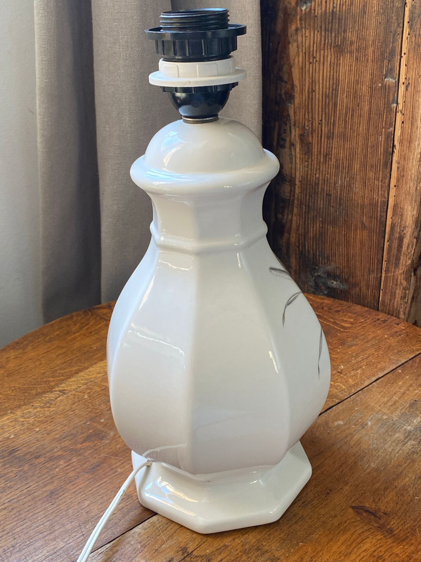 Pied de lampe en faïence blanche et décor floral coloré