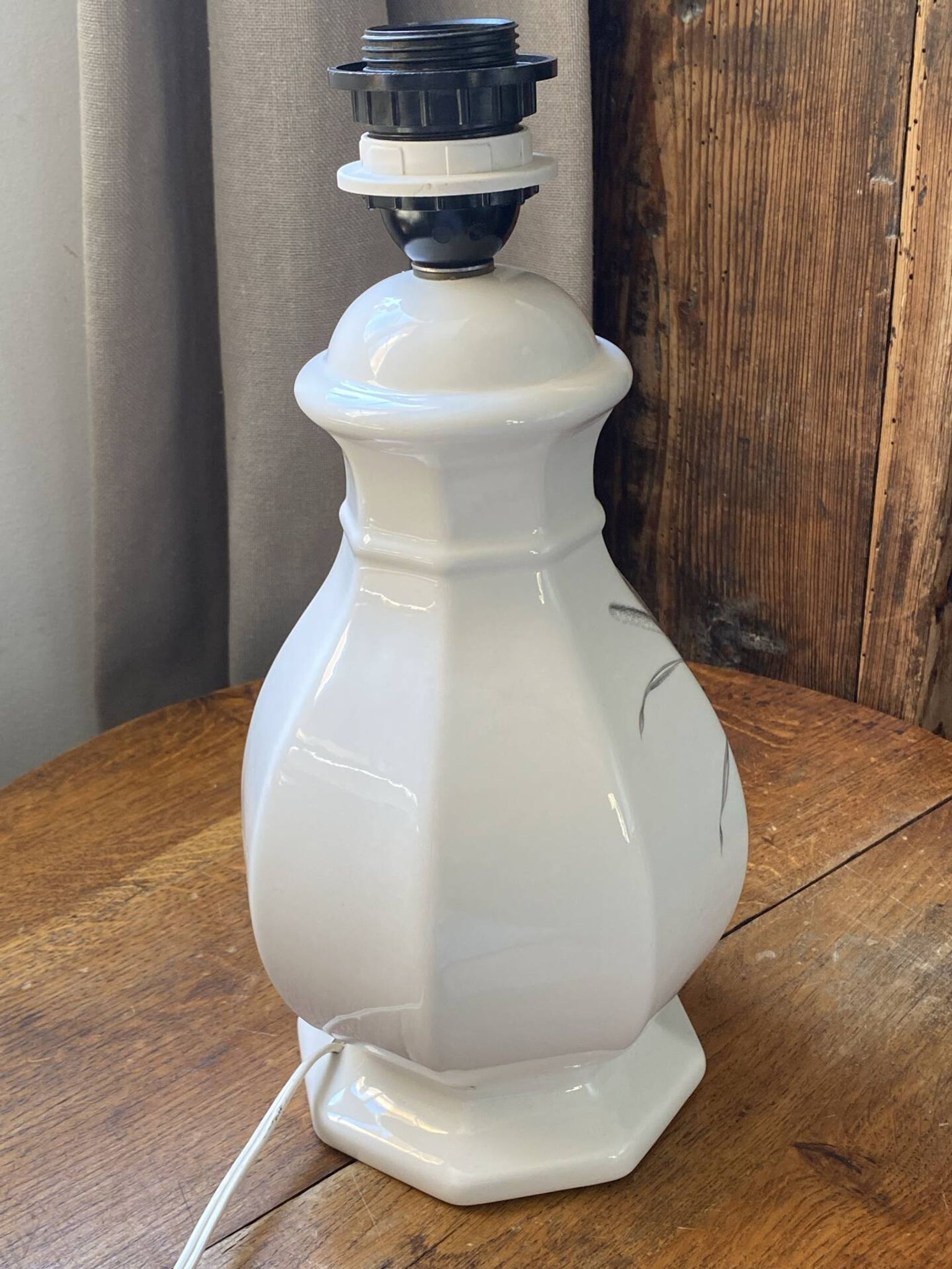 Pied de lampe en faïence blanche et décor floral coloré