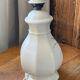 Pied de lampe en faïence blanche et décor floral coloré