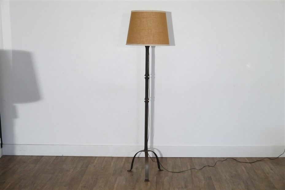 Hammered iron floor lamp in the style of Marolles