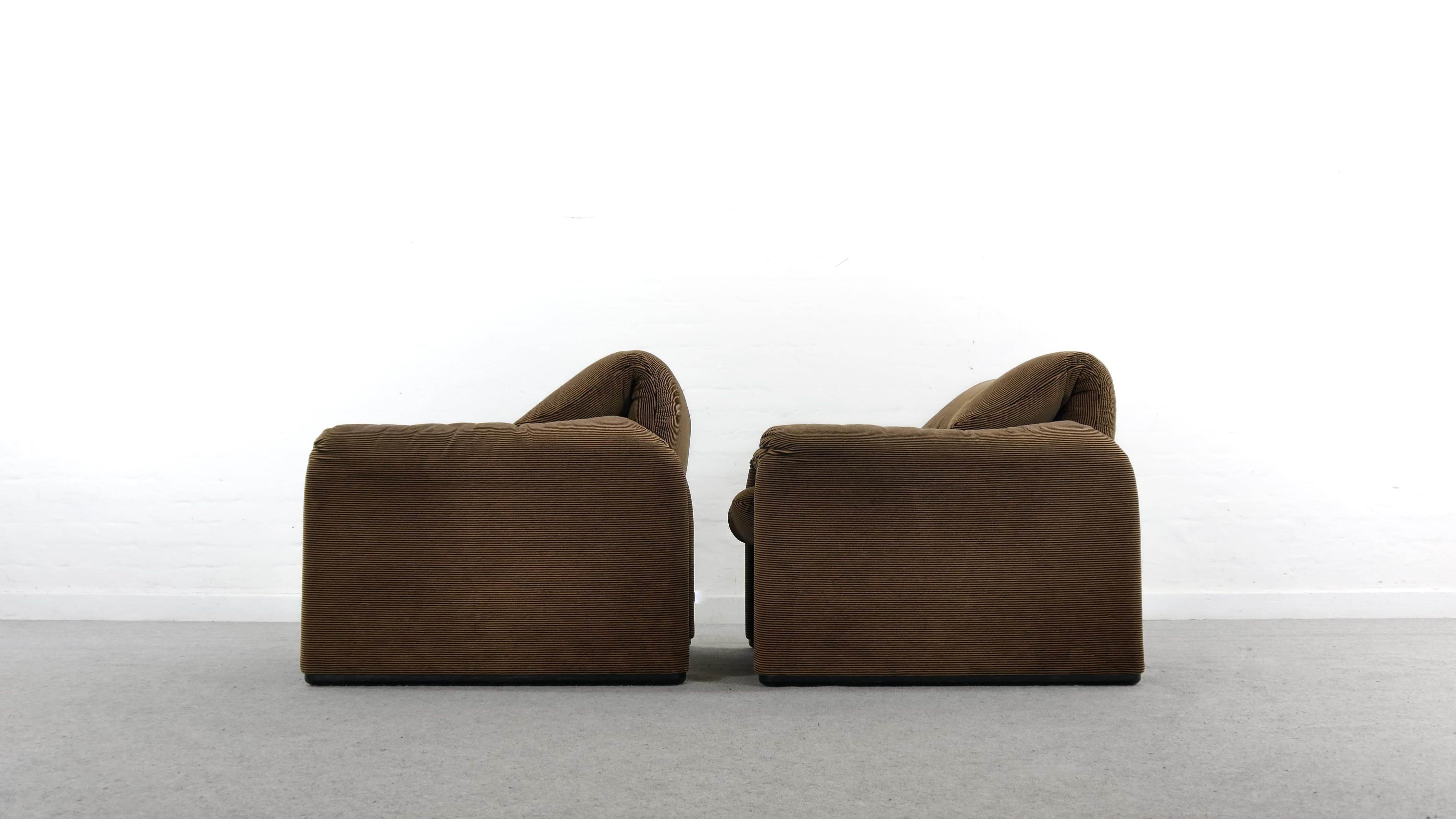 Pair of Maralunga Lounge Chairs by Vico Magistretti for Cassina, Italy