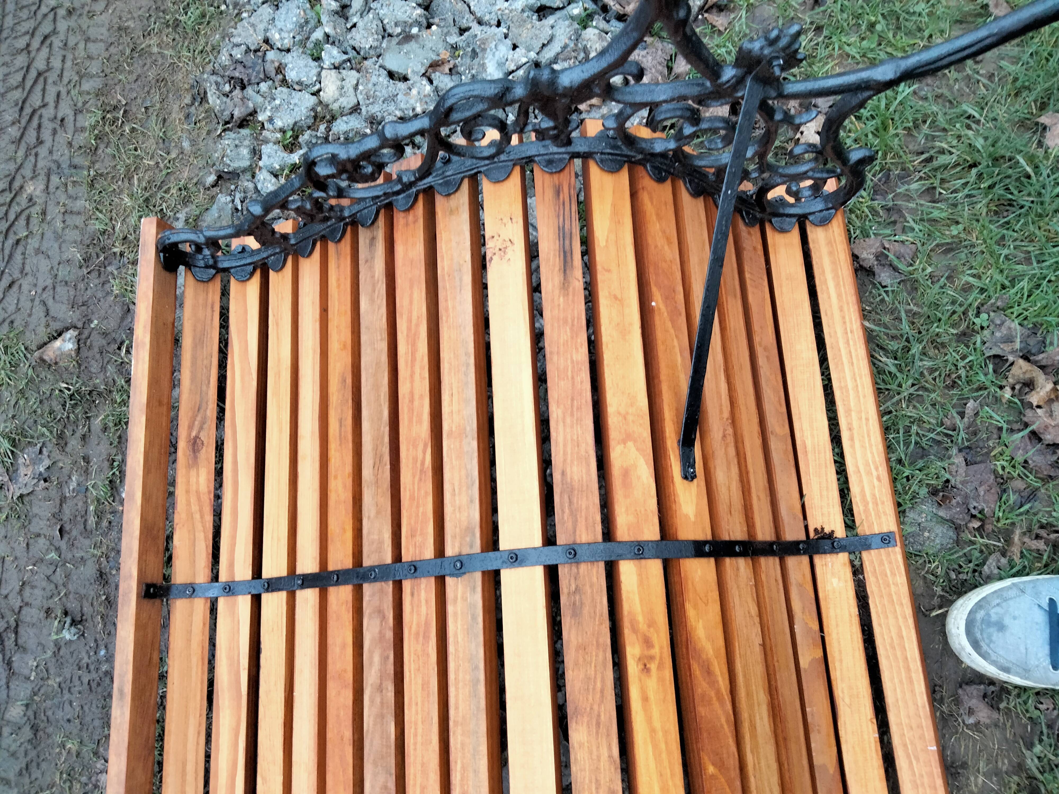 Old garden bench with vintage cast iron legs xxeme