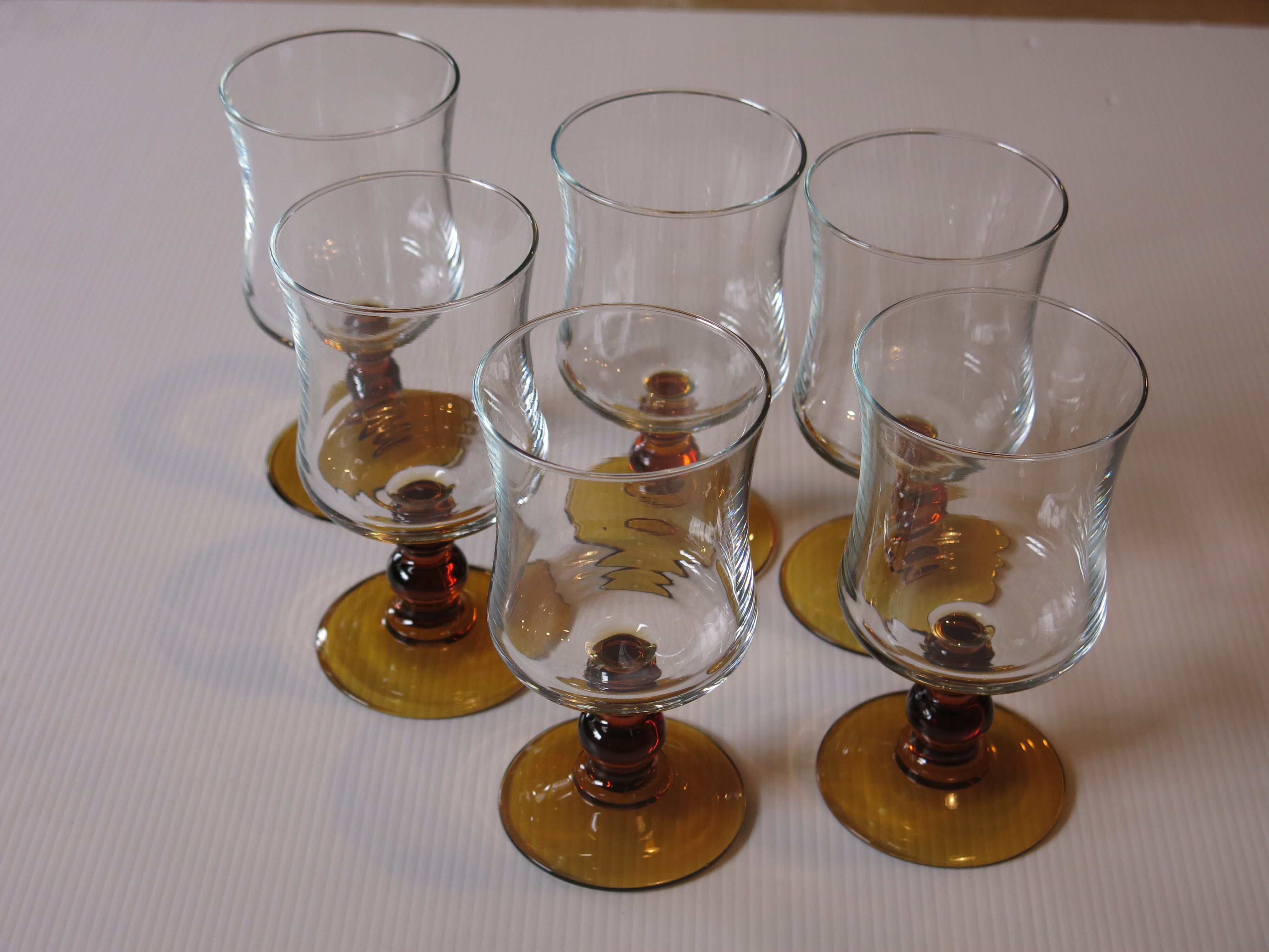 6 vintage stemmed glasses in very good condition