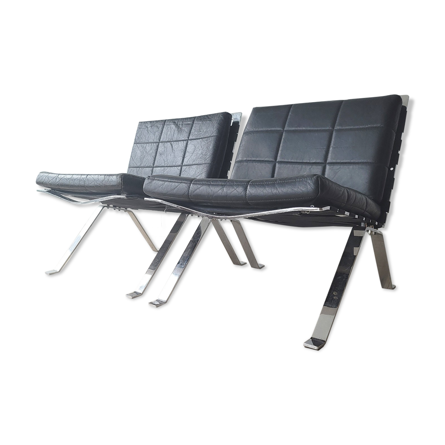Pair of black leather loung chairs by Hans Eichenberger for Girsberger
