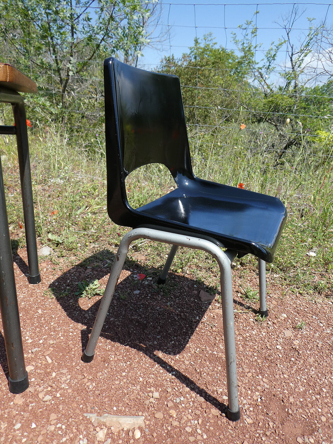 Ensemble de bureau rouge et chaise vintage d'écolier
