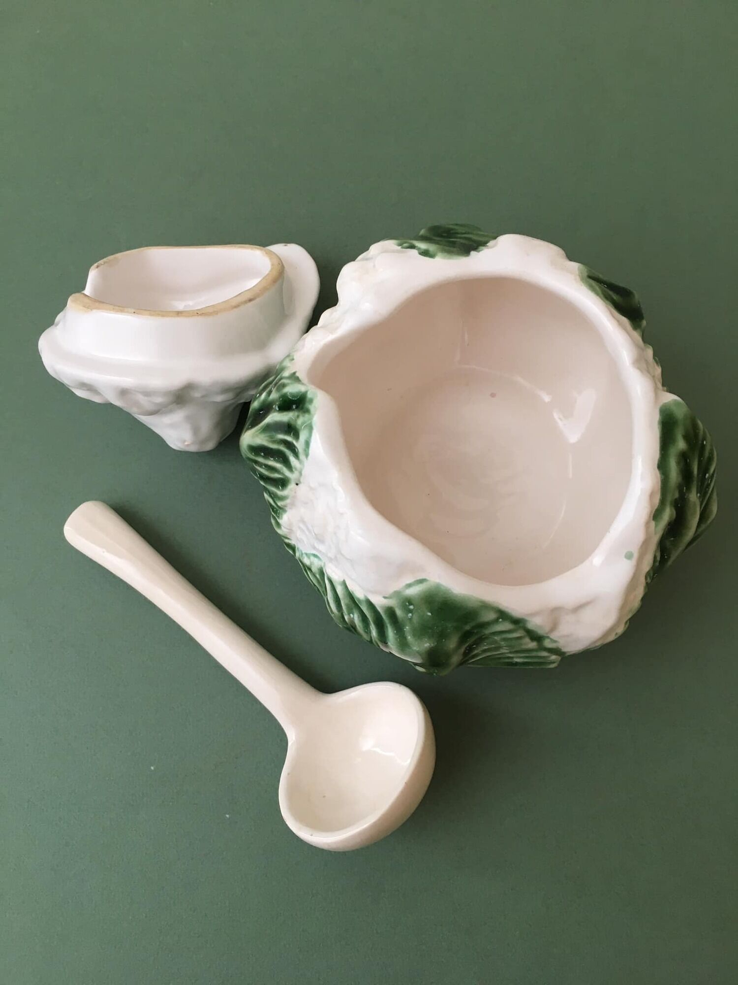 Saucière or condiment pot in cabbage-shaped slip, ceramic spoon
