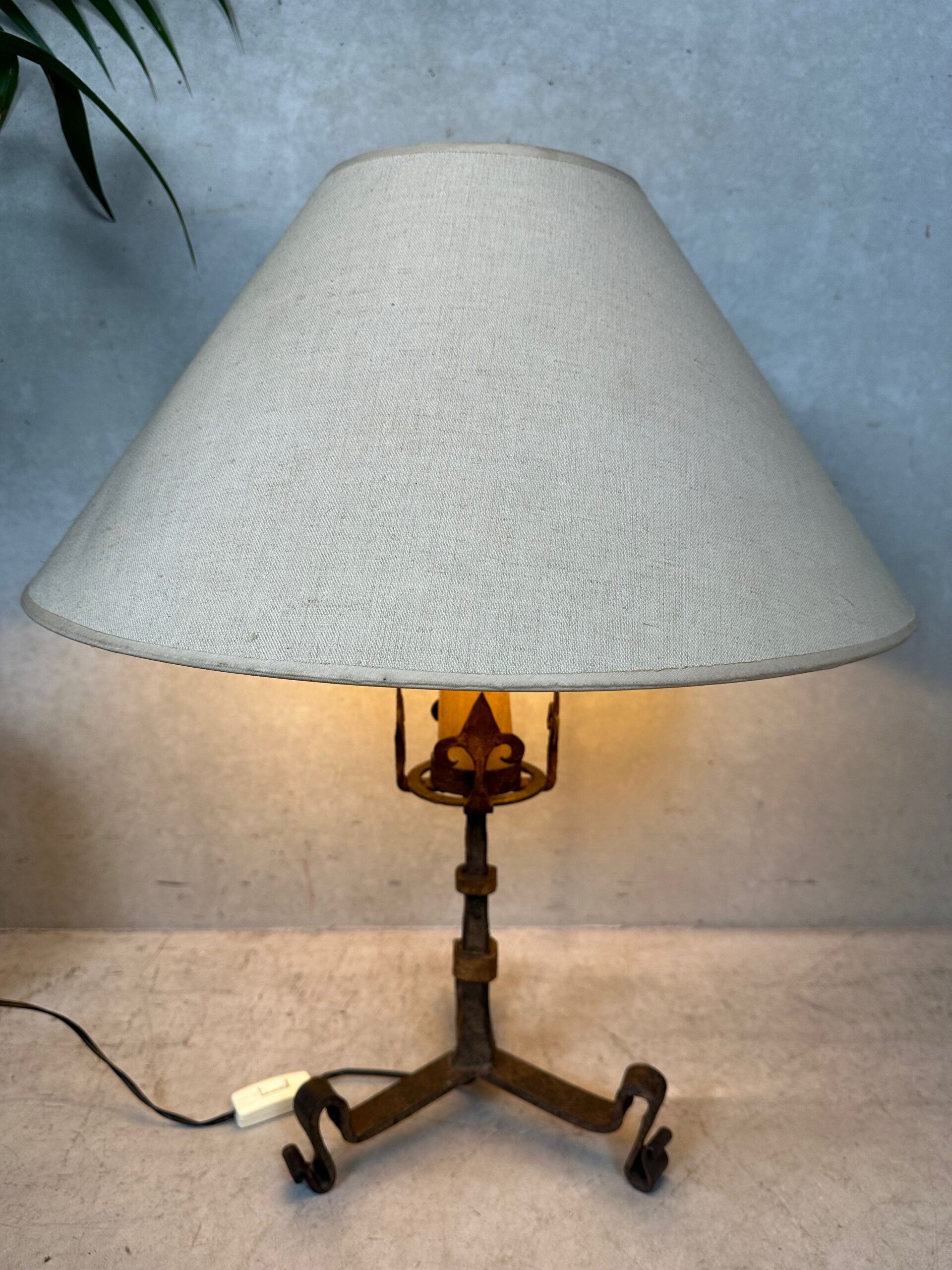 Antique Spanish brutalist table lamp – wrought iron