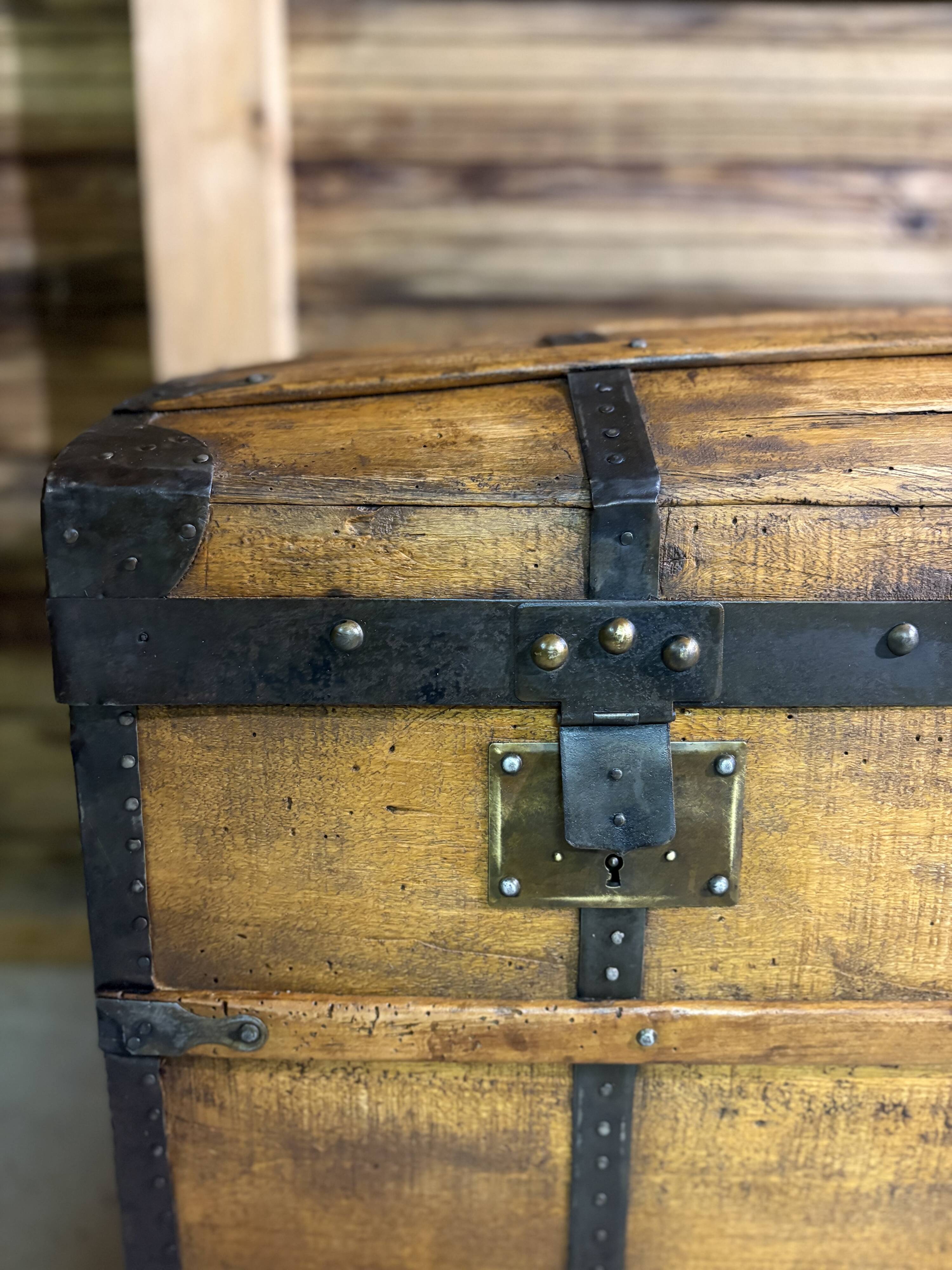 Grande malle de voyage bombée ancienne – restaurée avec soin