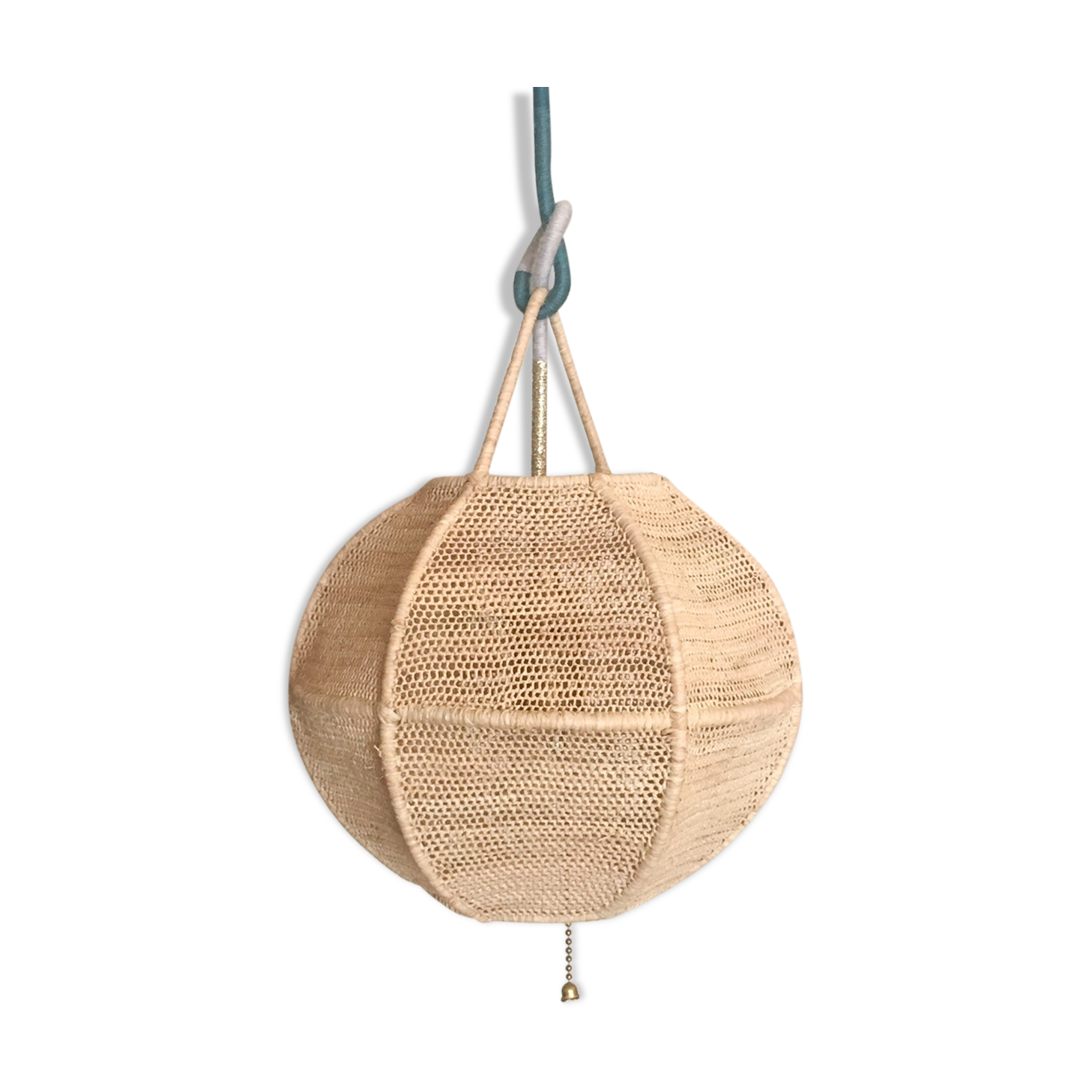 Hanging lamp in raffia