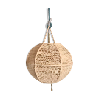 Hanging lamp in raffia