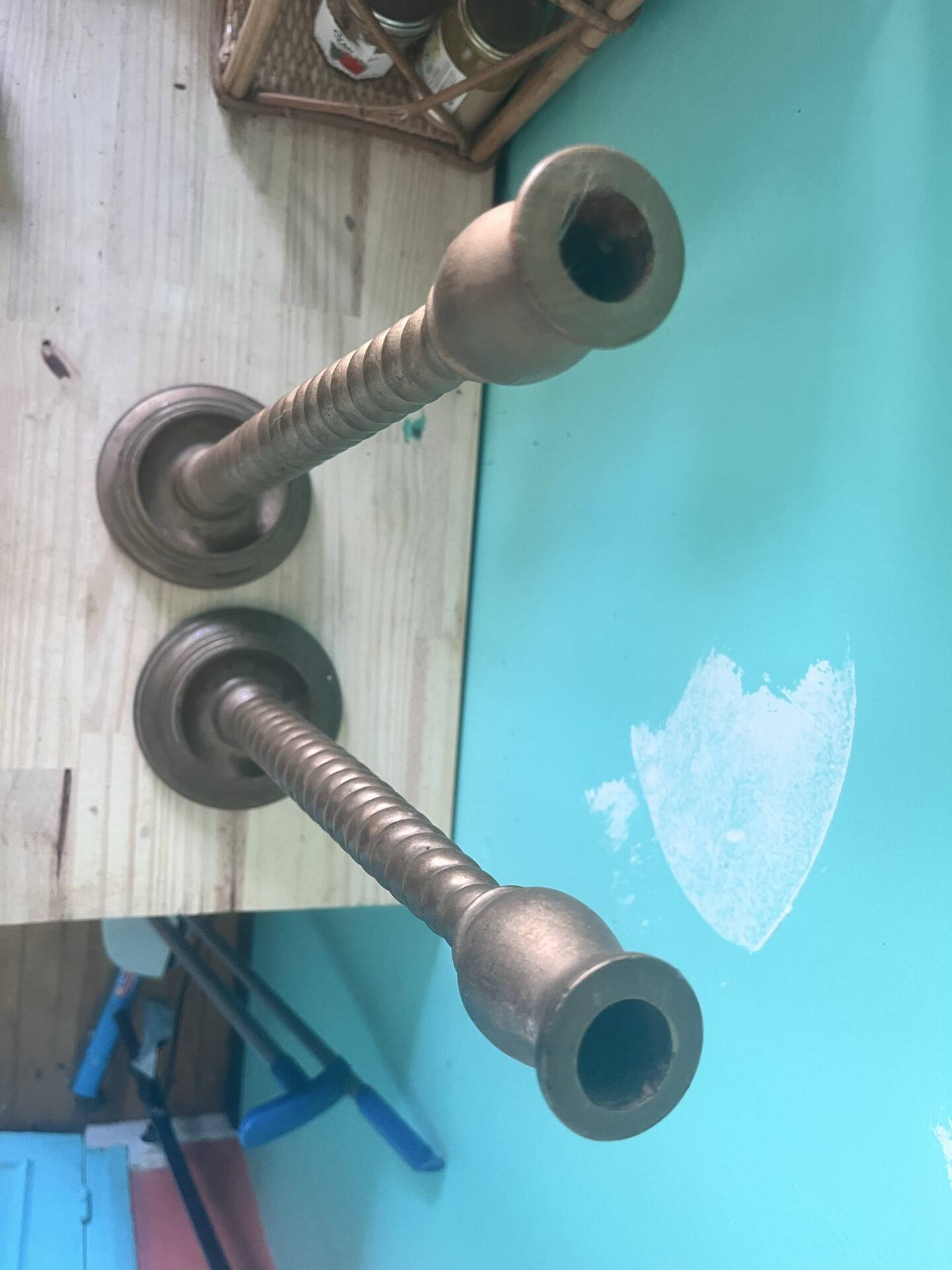 Paire de grands bougeoirs en bois torsadé doré — Hauteur 62 cm — Déco