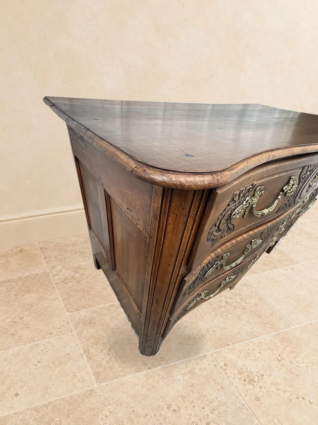 Louis XV walnut commode, 18th century