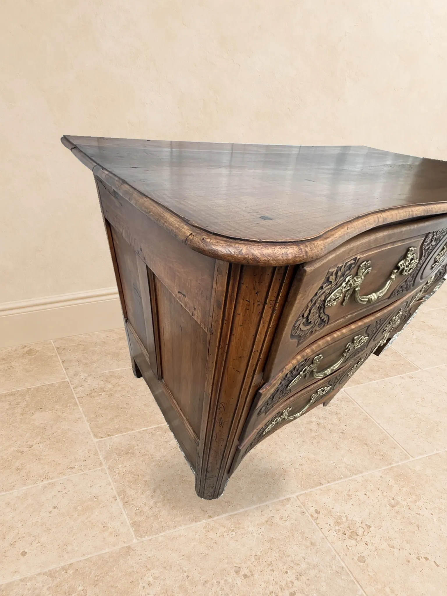 Louis XV walnut commode, 18th century