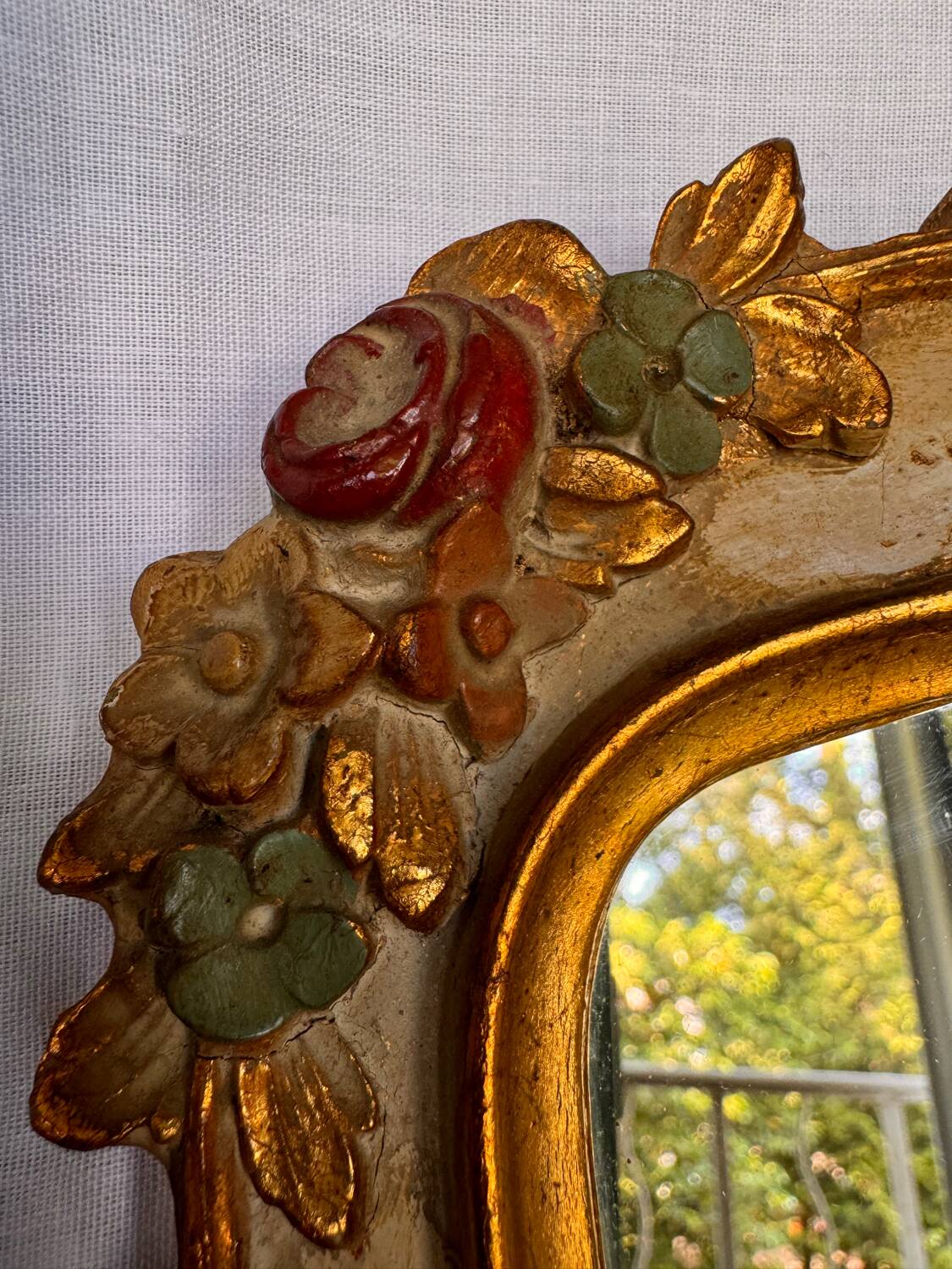 Miroir en bois doré décoré