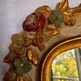 Miroir en bois doré décoré