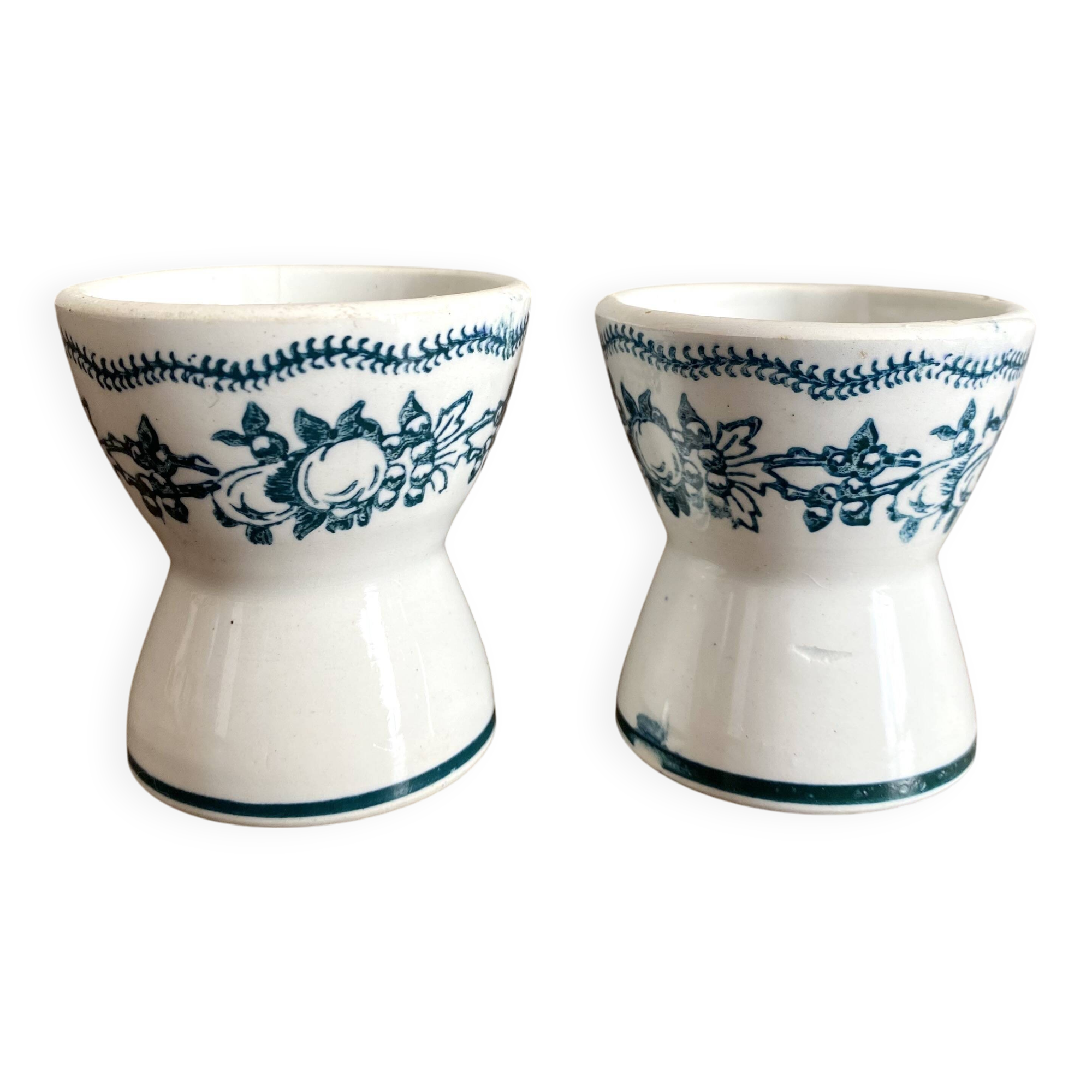 Diabolo egg cups in iron earth