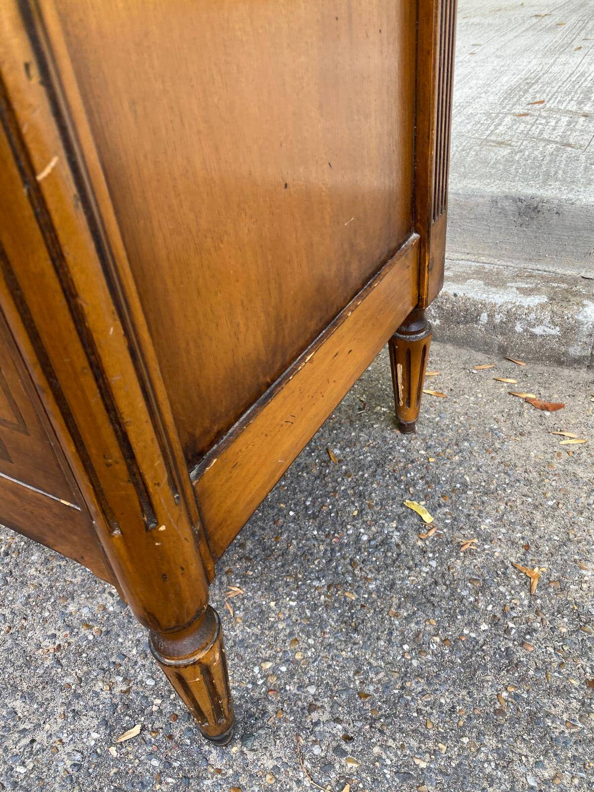 Commode Louis XVI en marqueterie et placage d'amarante/merisier 1950