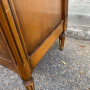 Commode Louis XVI en marqueterie et placage d'amarante/merisier 1950