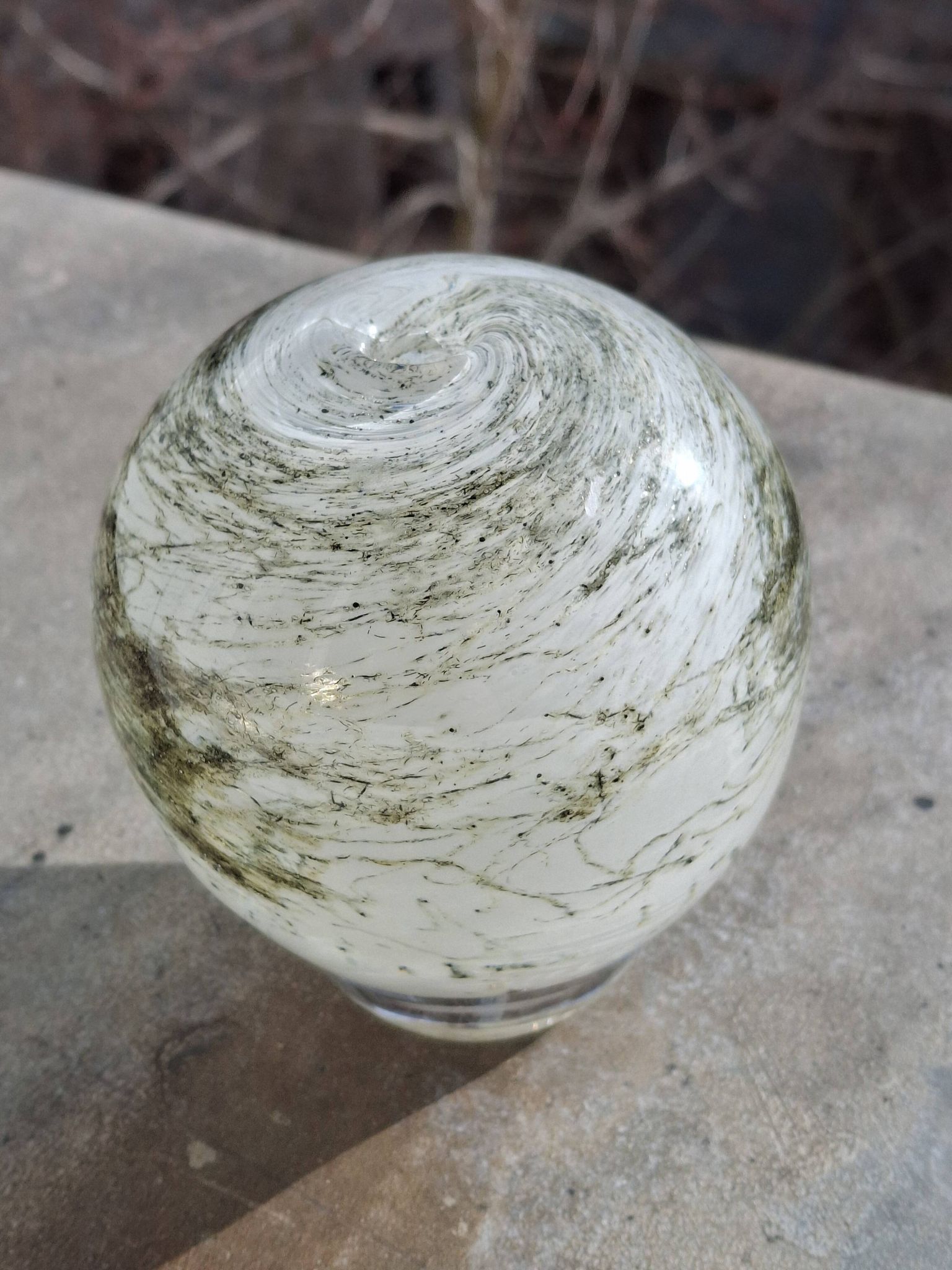Vase boule soliflore en verre soufflé Yonel Faure signé