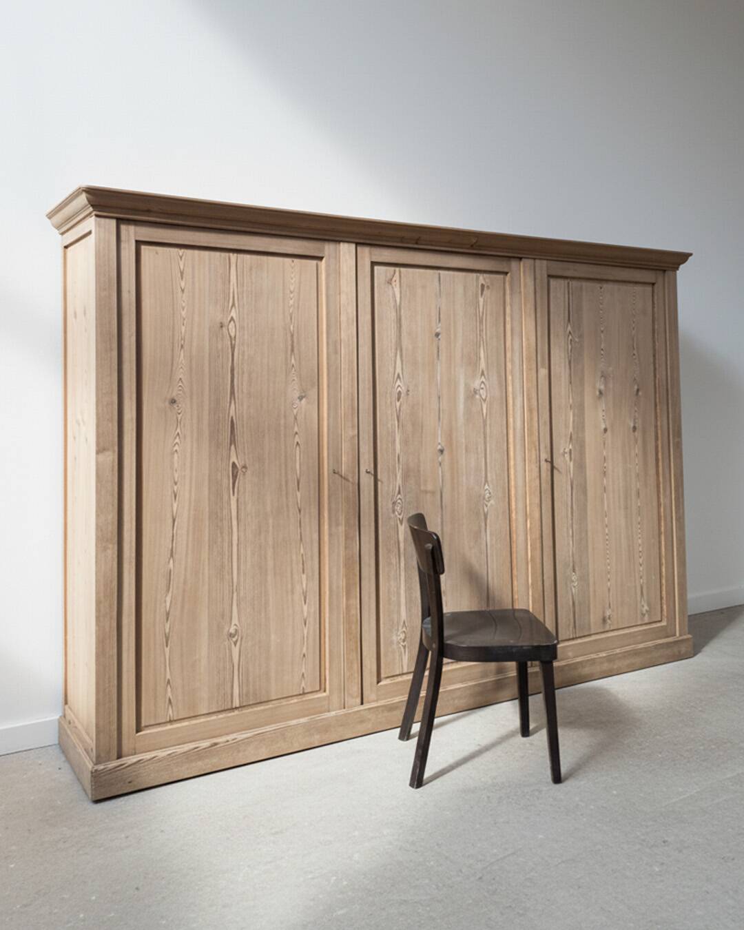 Large workshop wardrobe in pitch pine - Early 20th century