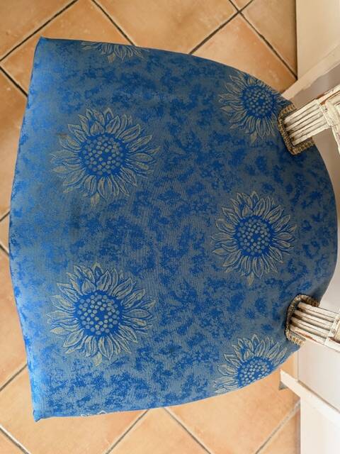 Set of 4 elegant Louis XVI style chairs in cream patinated wood.