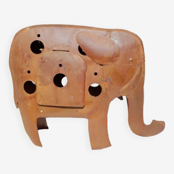 Rusty sheet metal tealight holder elephant