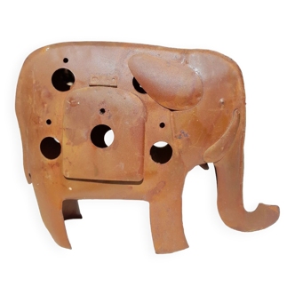 Rusty sheet metal tealight holder elephant