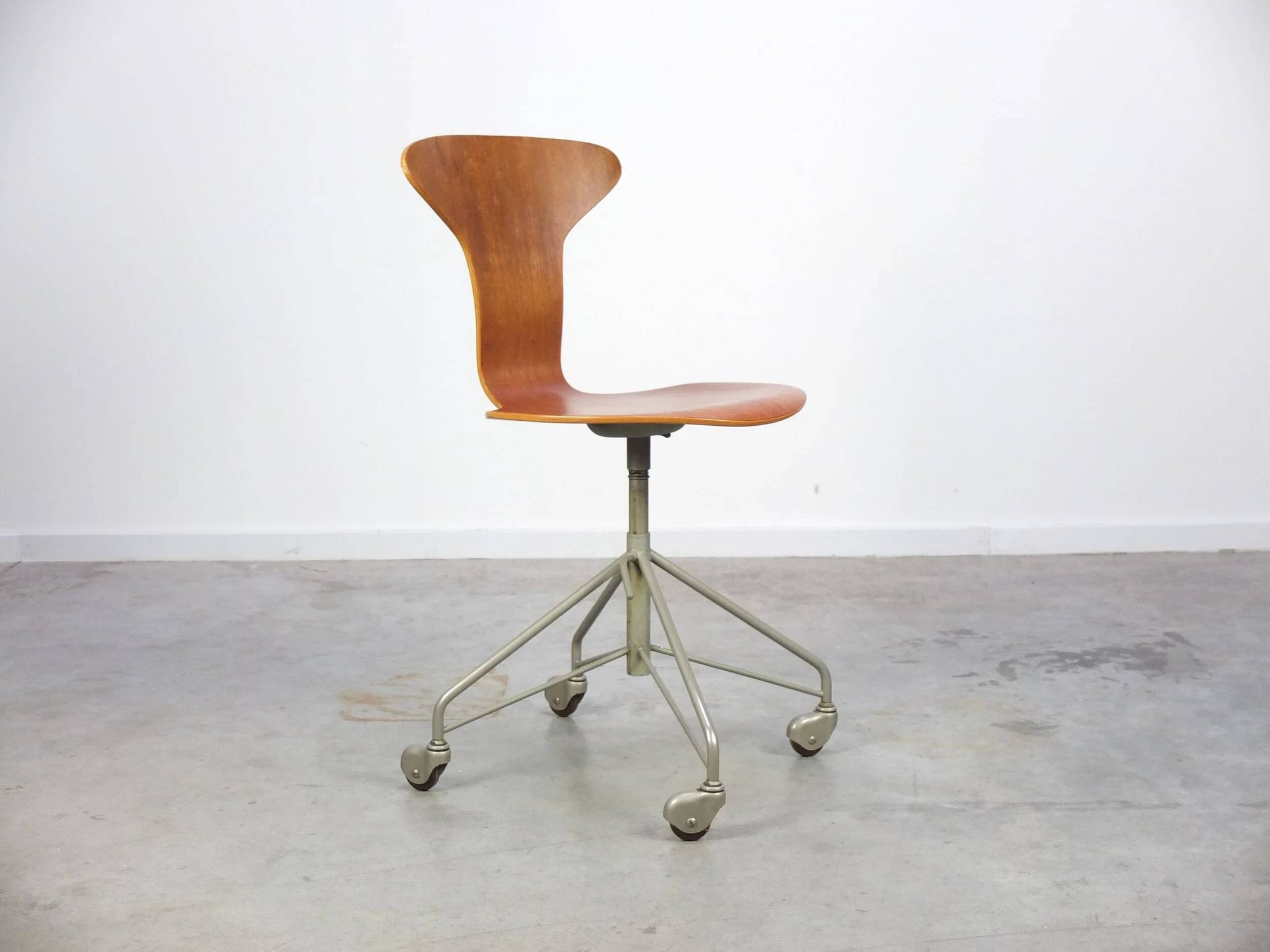 1st edition 'Mosquito' swivel desk chair by Arne Jacobsen for Fritz Hansen, 1955