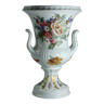 Vase en porcelaine blanche avec un bouquet lumineux de fleurs de france.