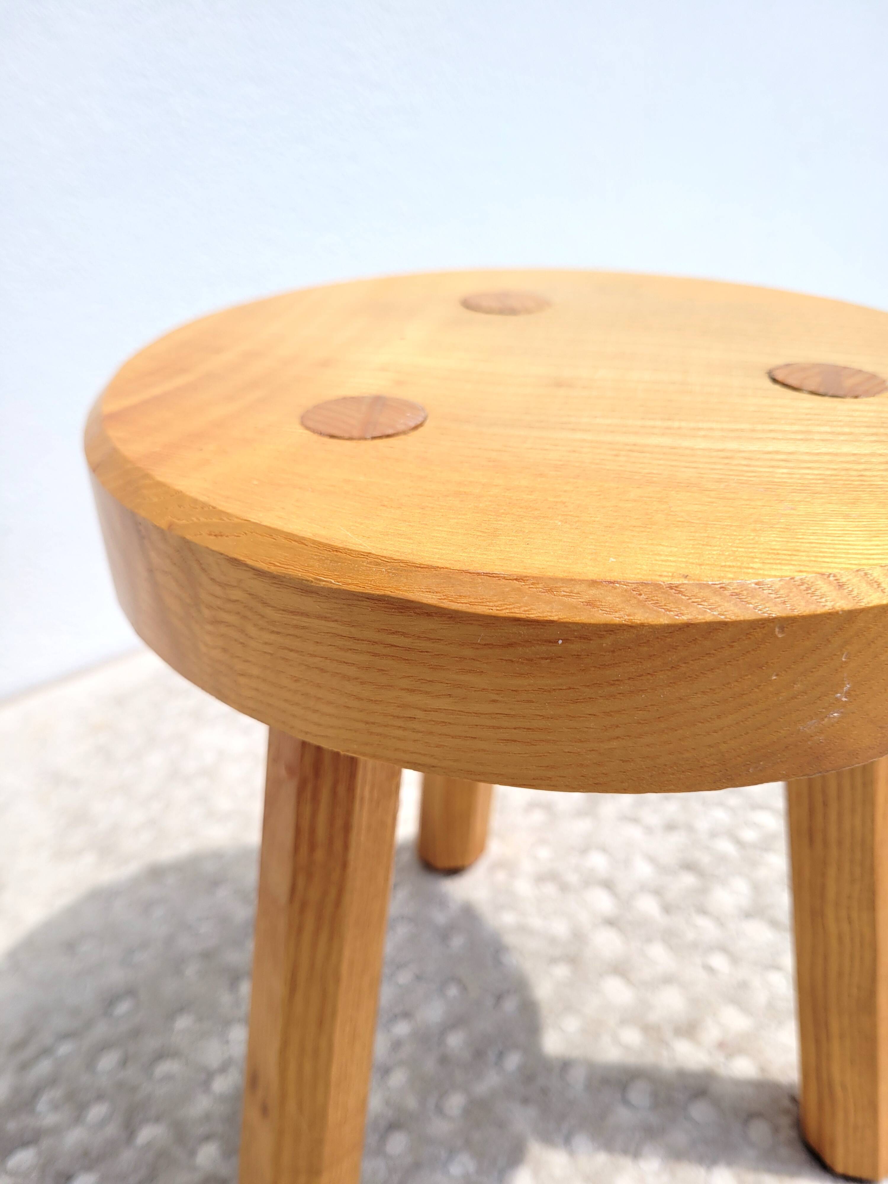 Low tripod ash stool