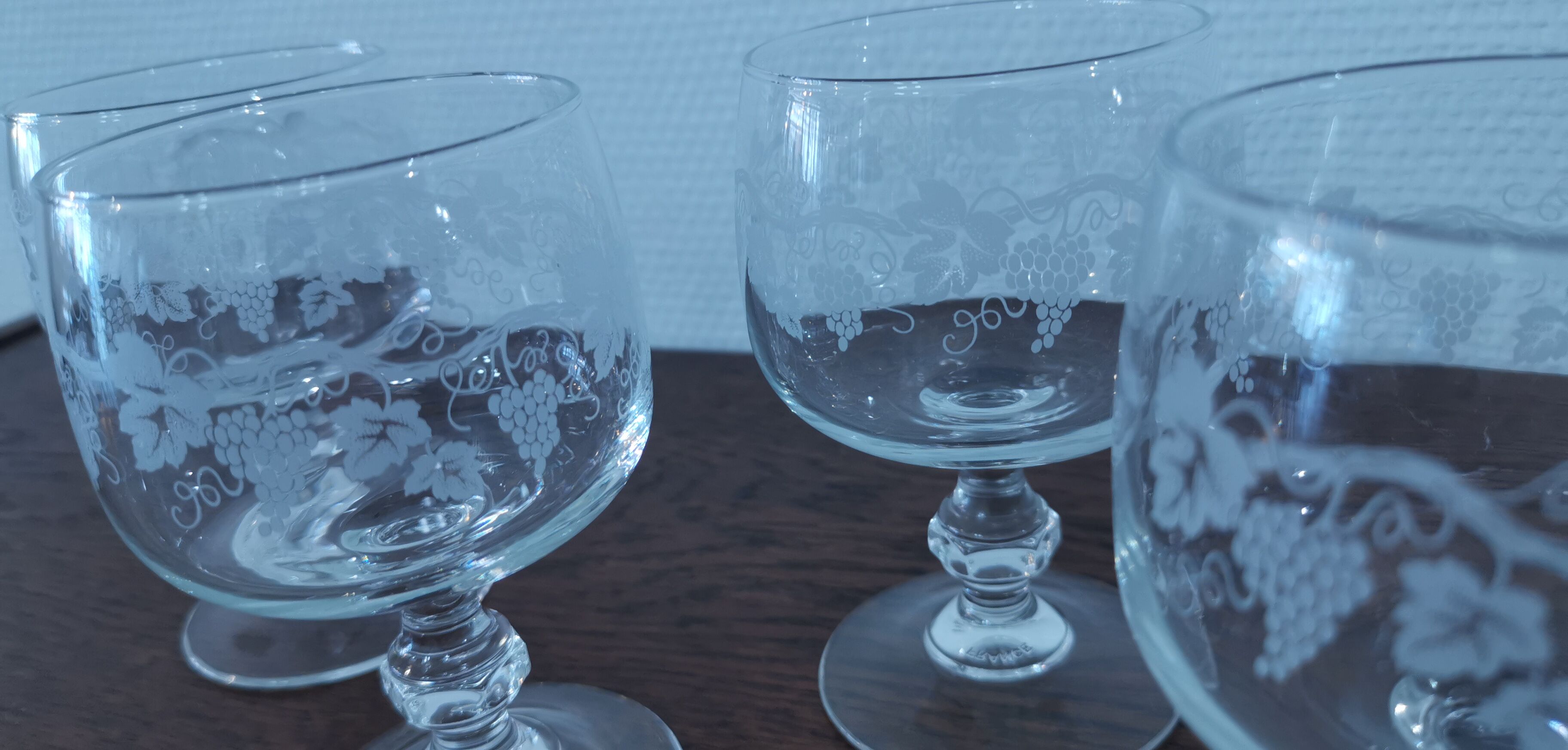 Set of 6 water glasses on crystal feet, grape decoration and vine shoot Luminarc