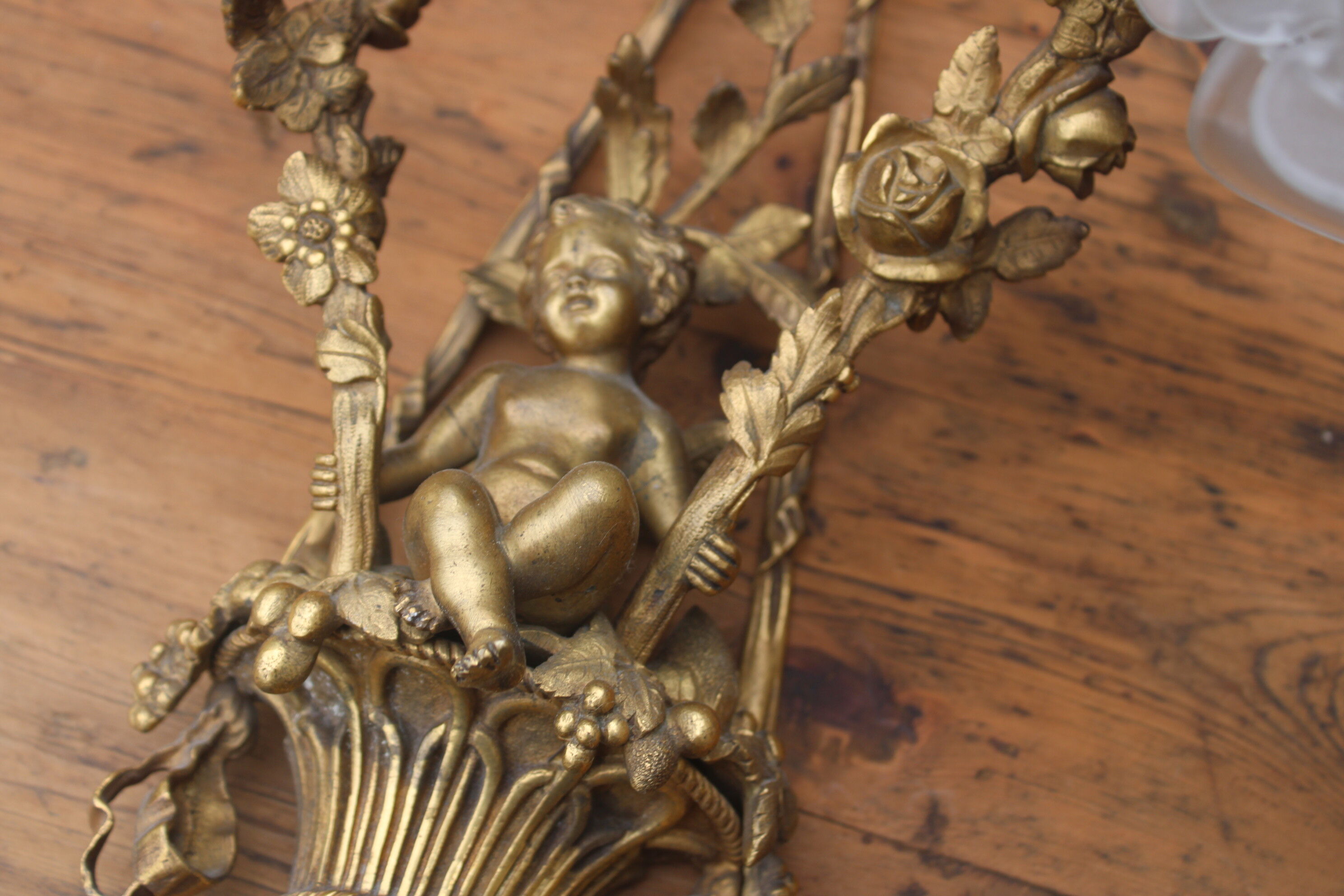 Wall lamp in bronze cherub