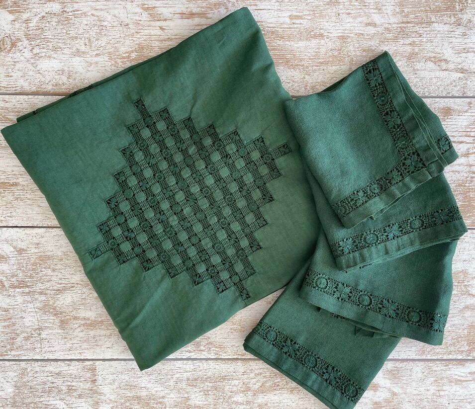 Convent tablecloth and its 4 openwork towels tinted fir green - 115x115cm -mixed linen & cotton