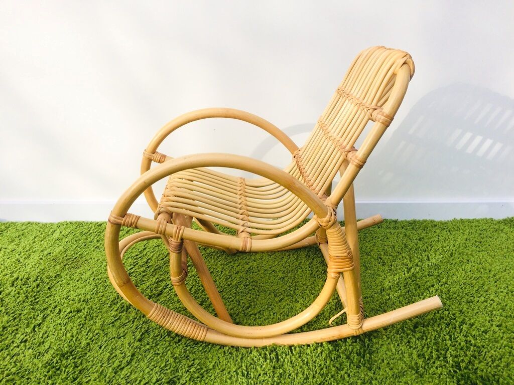 Fauteuil à bascule rotin enfant vintage