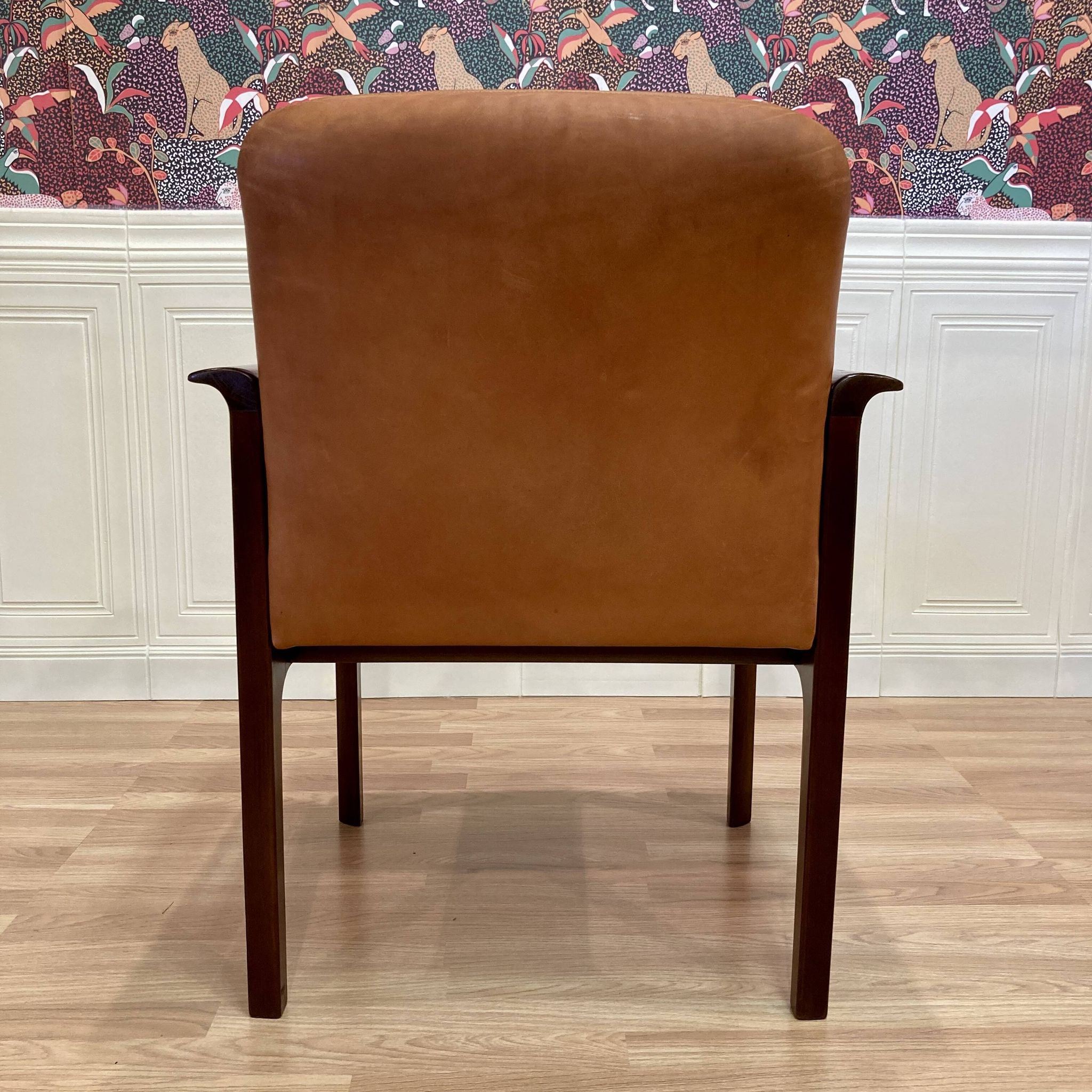 FAUTEUIL CUIR "DESIGN 1960".