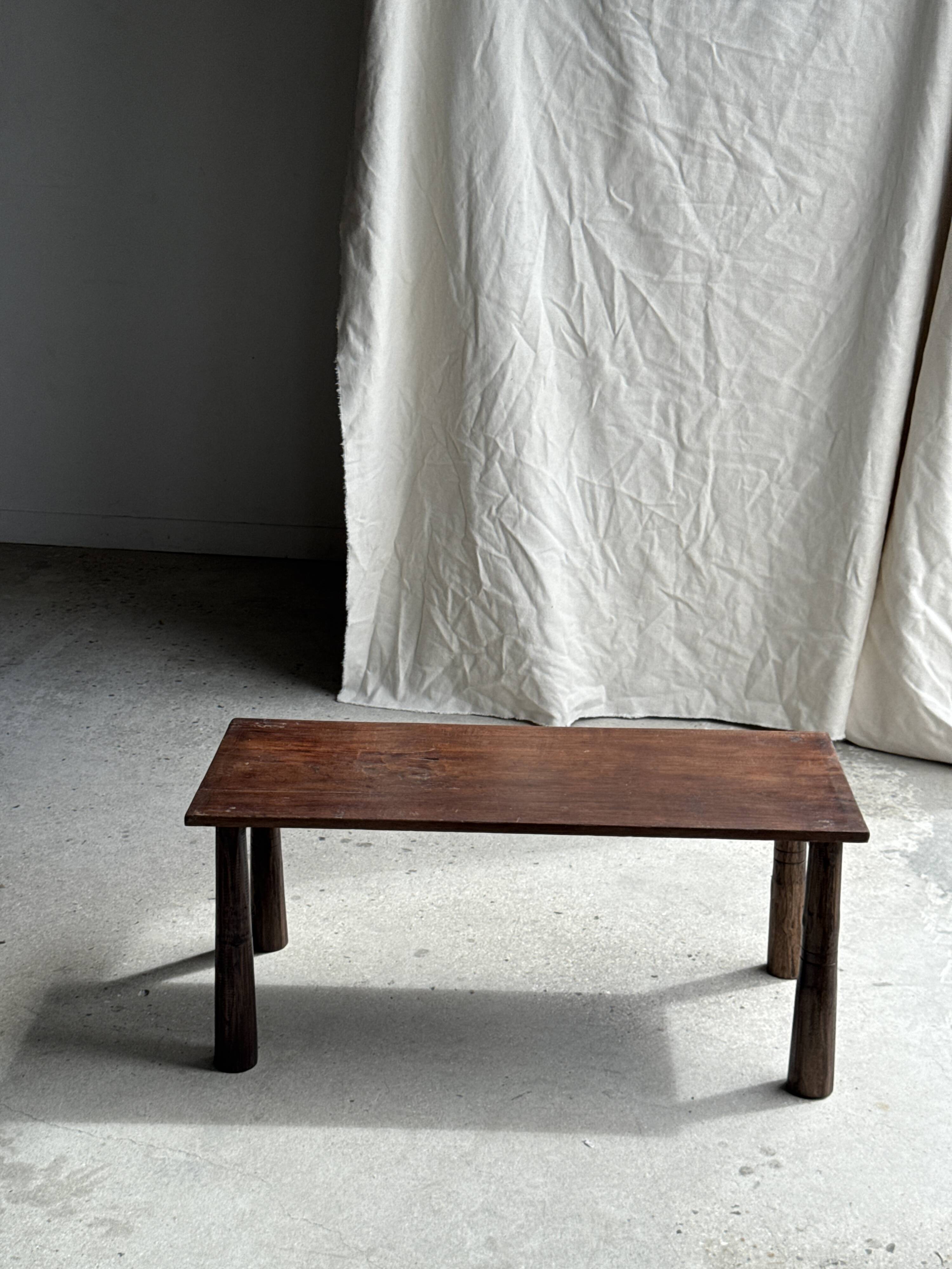 Table basse en teck brun de seconde main indonésienne pieds coniques H37 L8