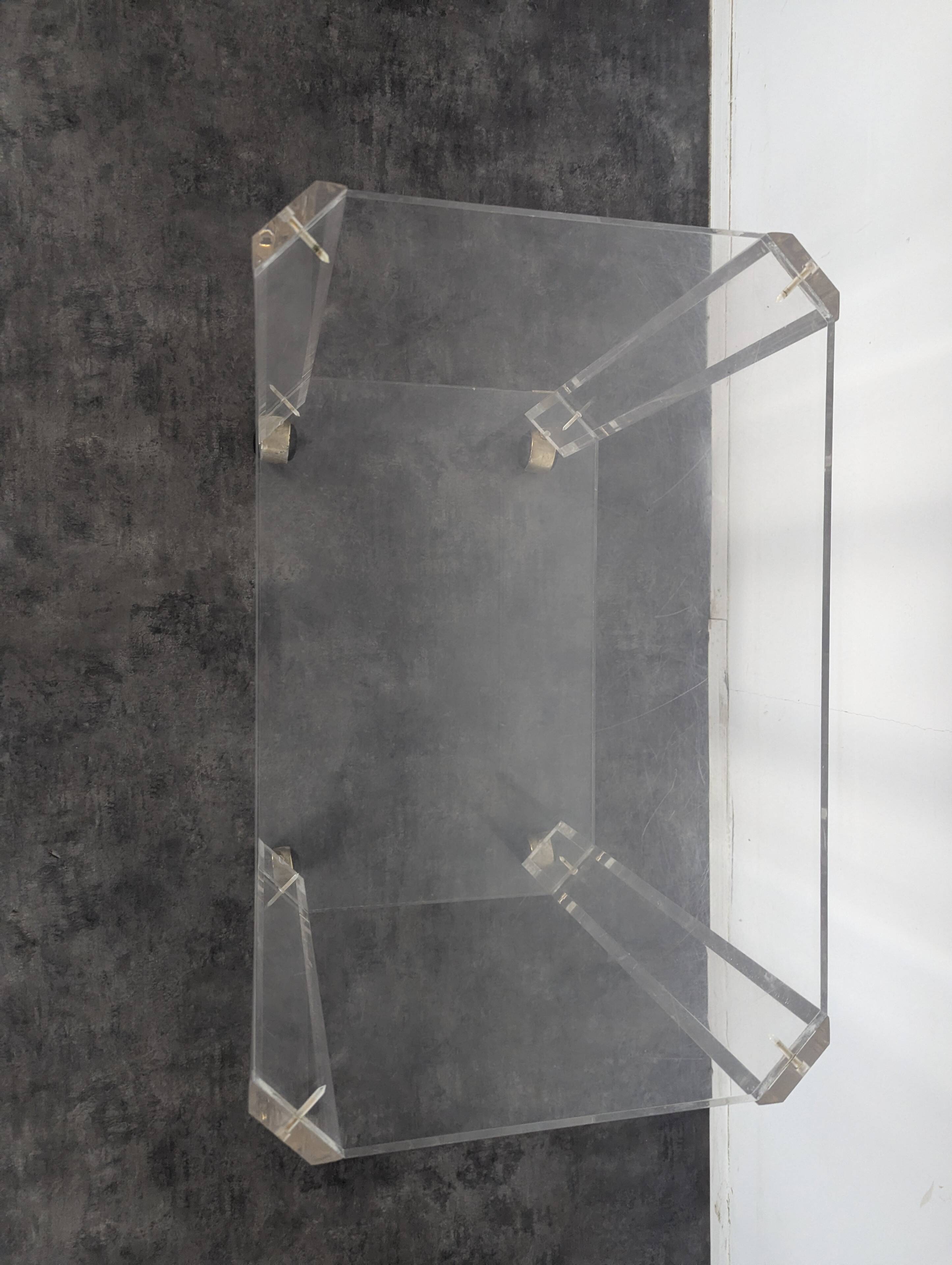 Rolling dessert trolley in plexiglass David Lange