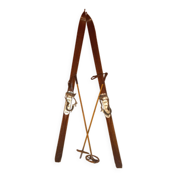 Pair of vintage wooden Skis and their poles + shoes.
