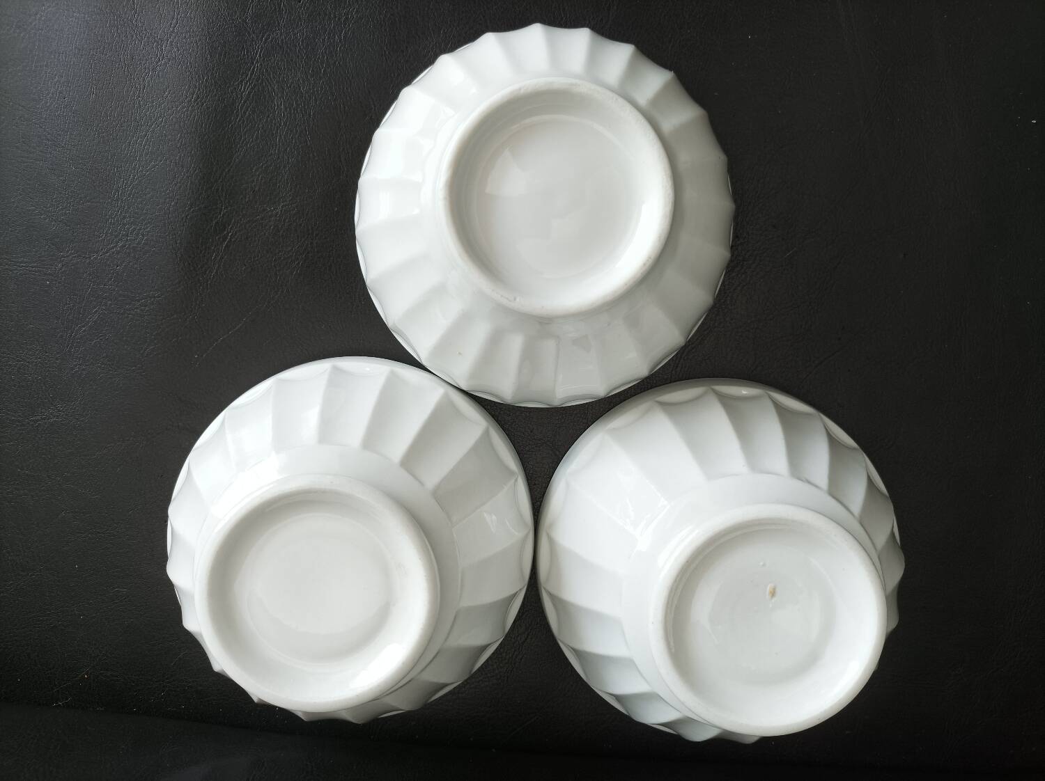 Set of 3 white ribbed bowls