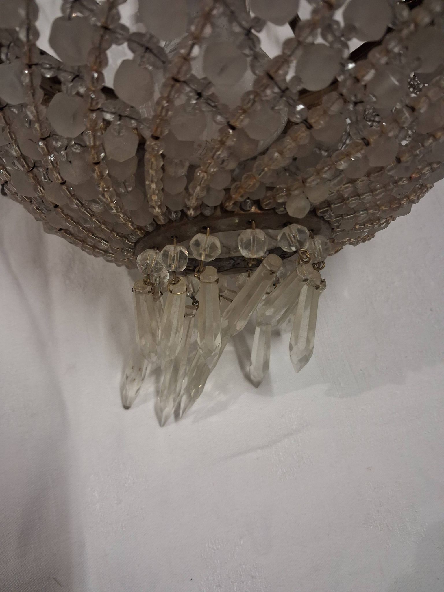 Antique balloon chandelier with pendants, in brass and with mouldings.