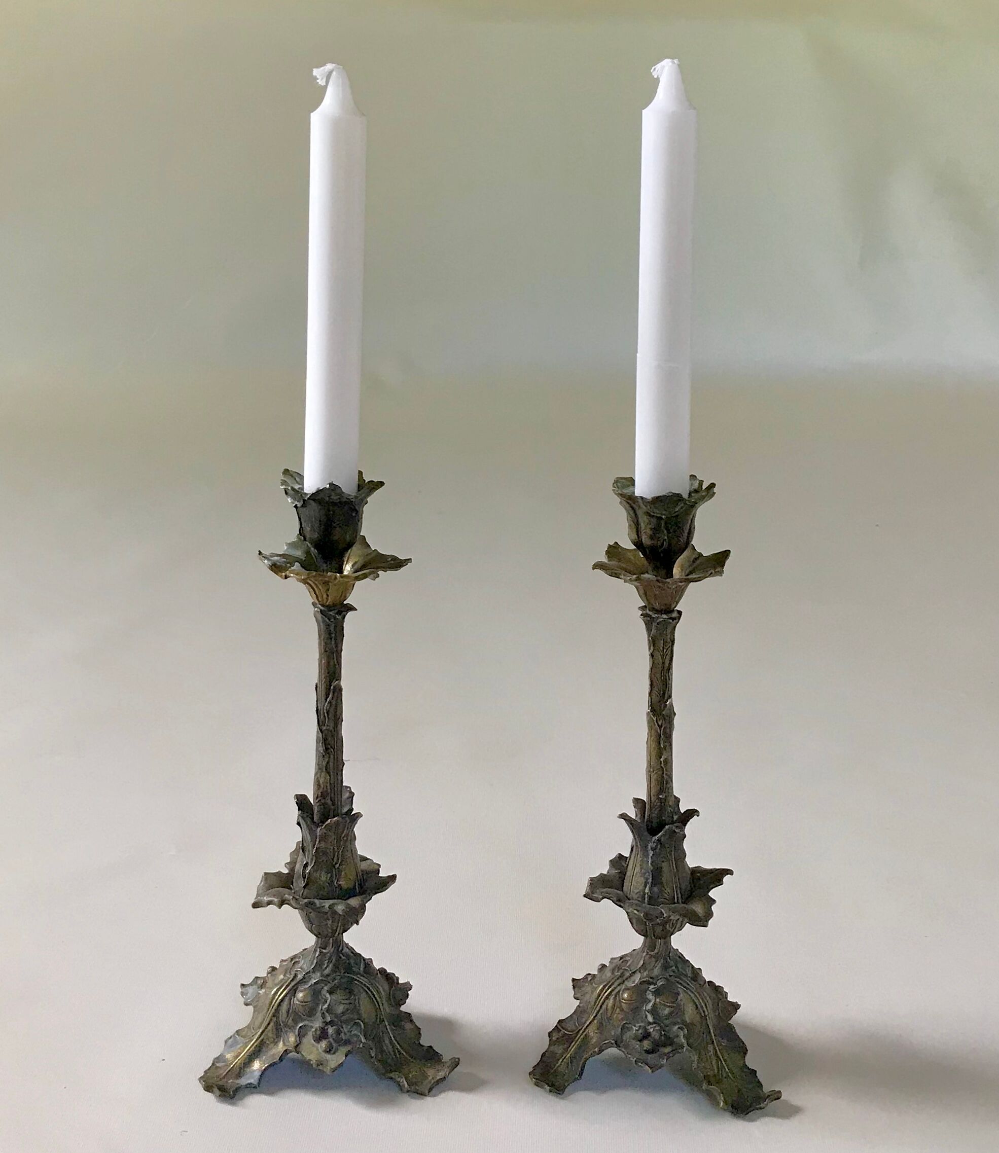 2 candlesticks, leaf holly